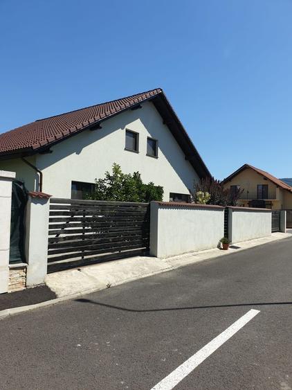 Casă cu 3 camere cu Teren 350 Mp în Central