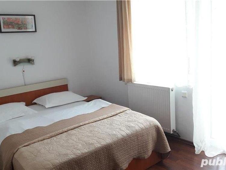 Casă individuală cu 13 camere cu Canalizare în Central