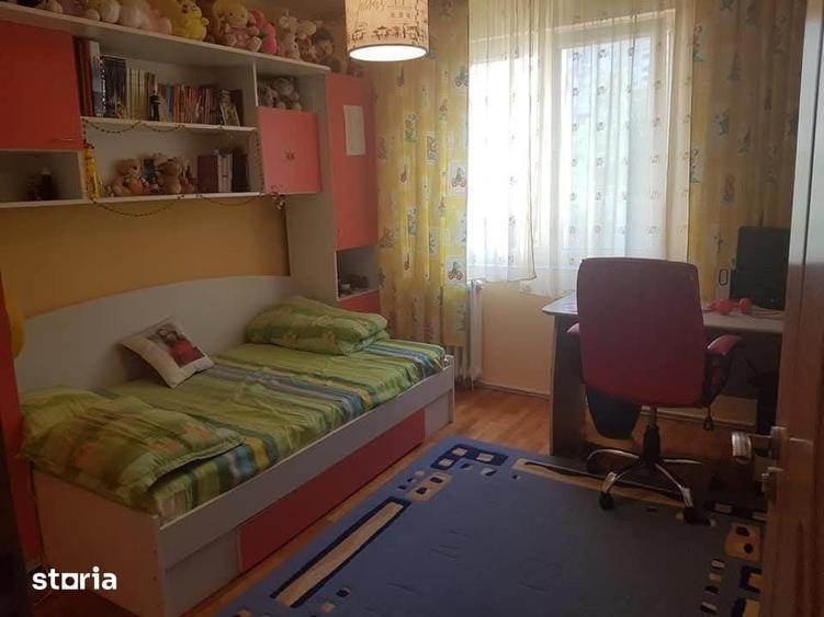 Apartament cu 3 camere decomandat în Tei