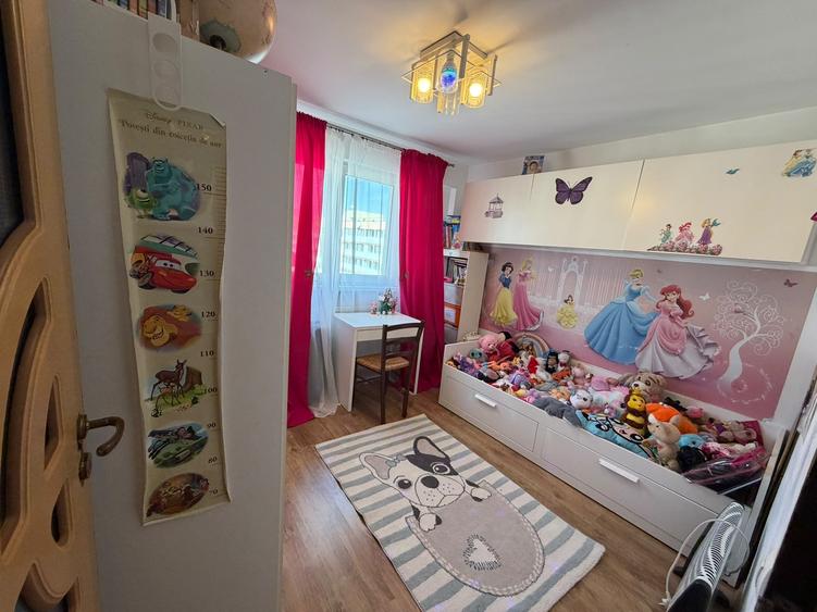 Apartament cu 3 camere semidecomandat în Pantelimon