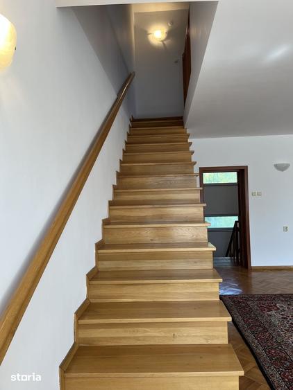 Casă cu 8 camere cu Teren 2530 Mp în Măneciu