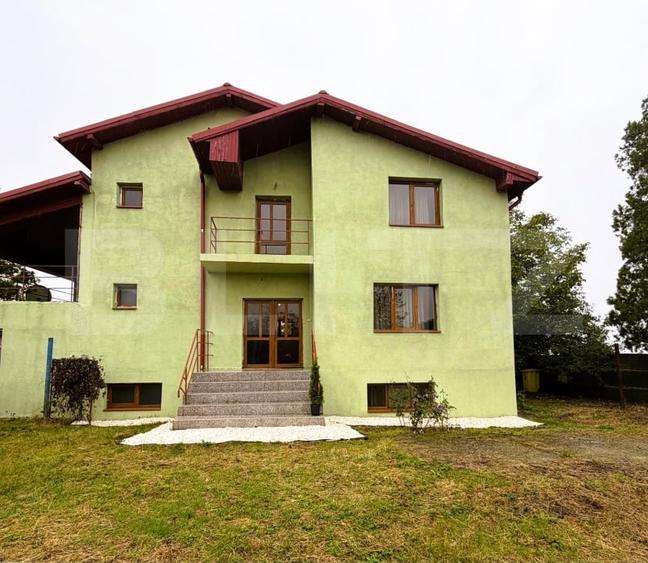 Casă individuală cu 7 camere cu Canalizare în Cârcea