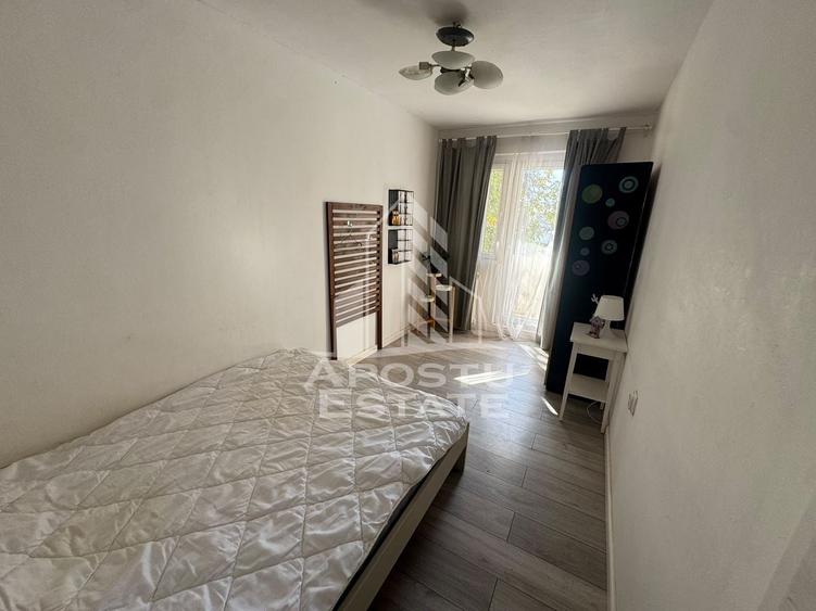 Apartament cu 3 camere semidecomandat în Girocului