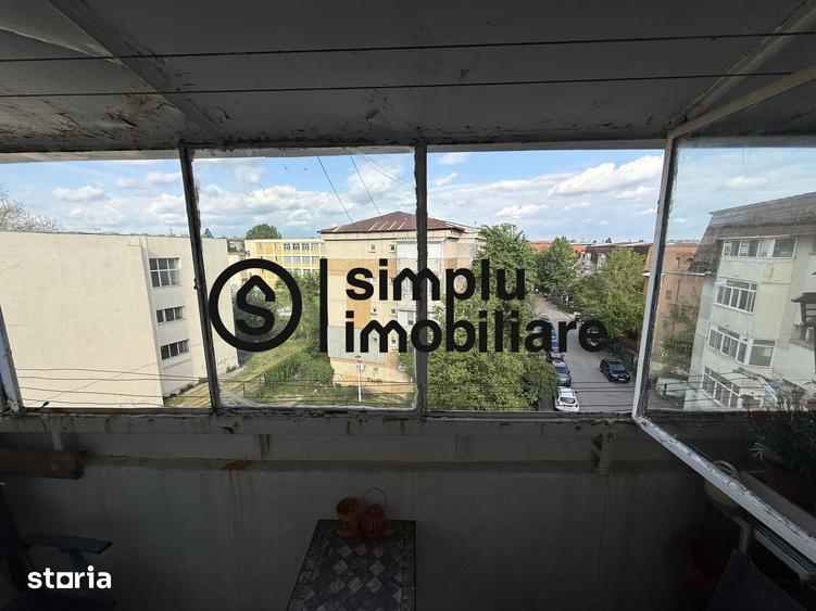 Apartament cu 3 camere decomandat în Sărari