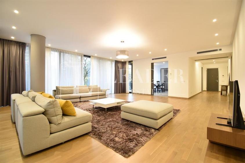 Apartament cu 5 camere decomandat în Primăverii