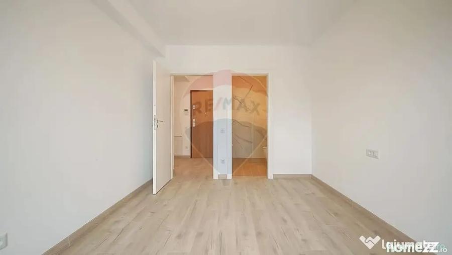 Apartament cu 3 camere semidecomandat în Tractorul