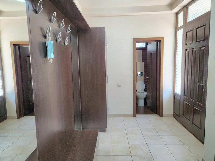 Casă individuală cu 7 camere cu Canalizare în Băneasa
