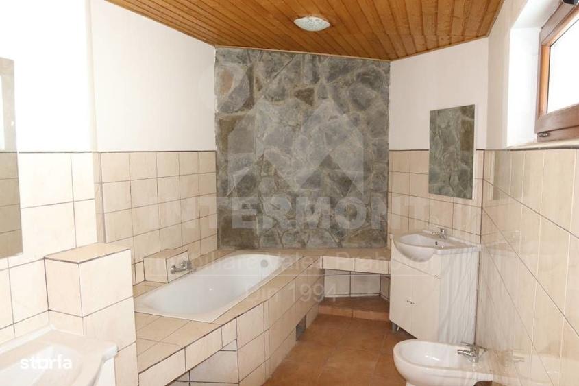 Casă cu 4 camere cu Teren 1600 Mp în Central