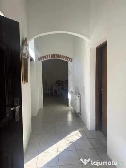 Apartament cu 3 camere decomandat, mobilat în Central