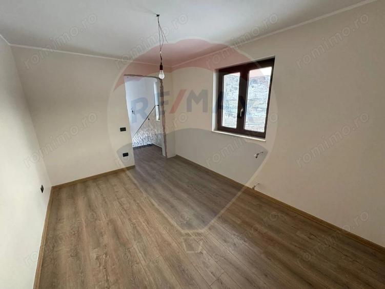 Casă cu Teren 1550 Mp în Dărmănești