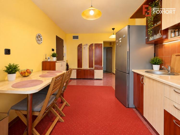 Apartament cu 3 camere decomandat, mobilat în Soarelui