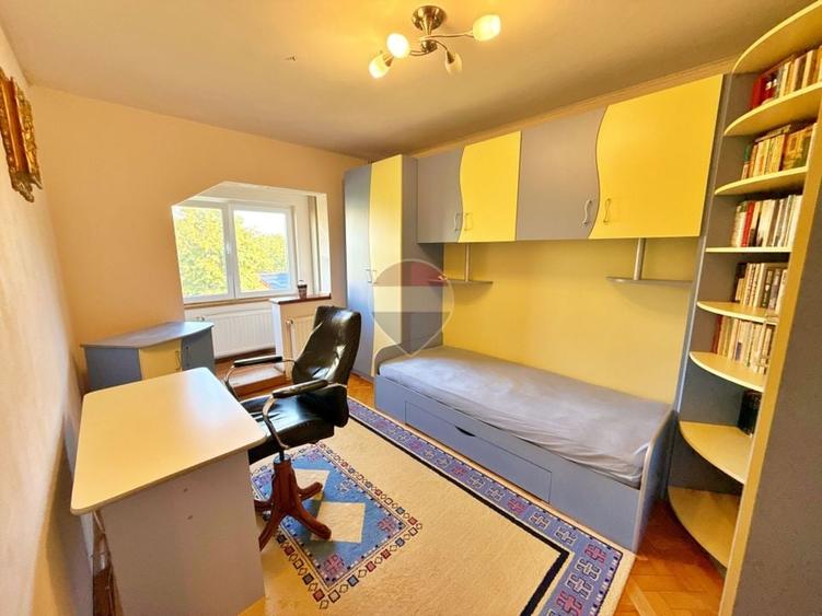 Apartament cu 3 camere decomandat, mobilat în Intim
