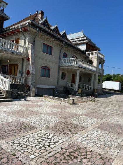 Casă individuală cu 15 camere cu Piscina în Comănești