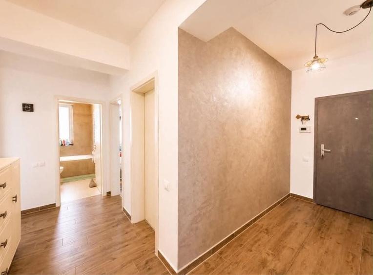 Apartament cu 3 camere decomandat în Tractorul