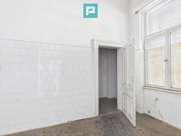 Casă individuală cu 15 camere cu Canalizare în Central