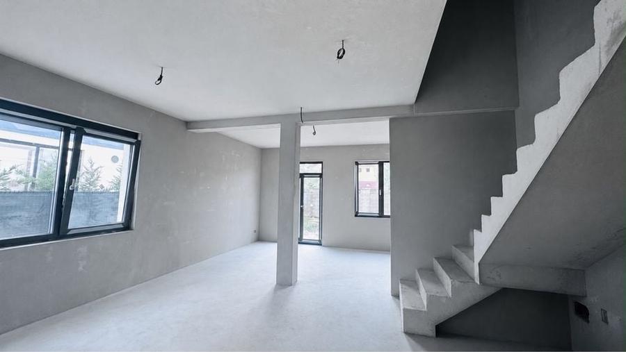 Casă cu 4 camere în Dumbrăvița