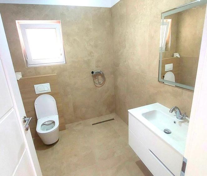 Casă individuală cu 4 camere cu Canalizare în Cetate
