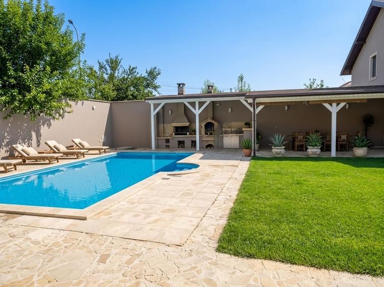 Casă cu 5 camere cu Piscina în Săcălaz