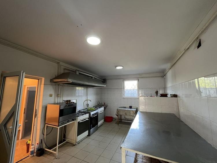 Spațiu comercial, de 200 mp, în Coman