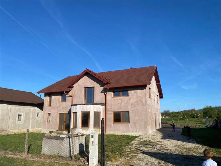 Casă individuală cu 6 camere cu Teren 923 Mp în Agrișu Mare