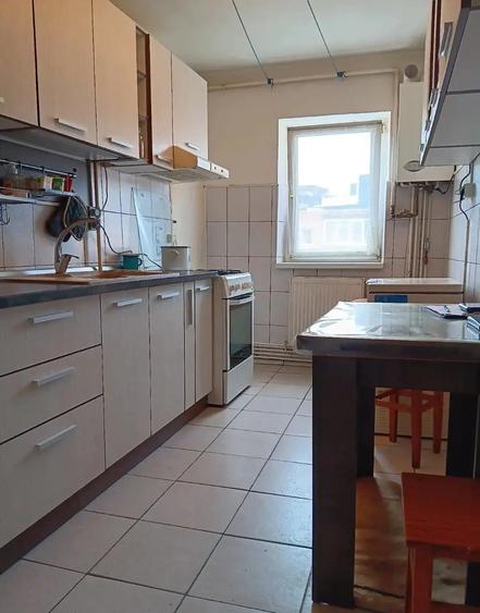 Apartament cu 3 camere semidecomandat, mobilat în Griviței