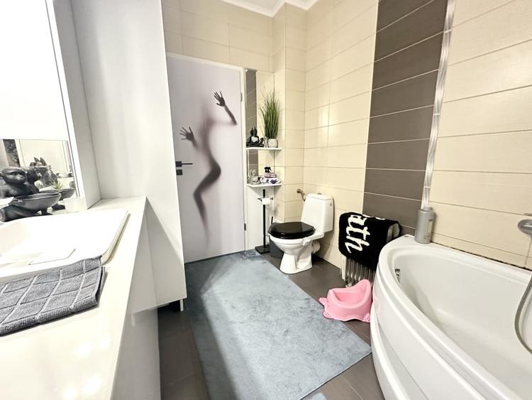 Apartament cu 3 camere semidecomandat, mobilat în Dumbrăvița