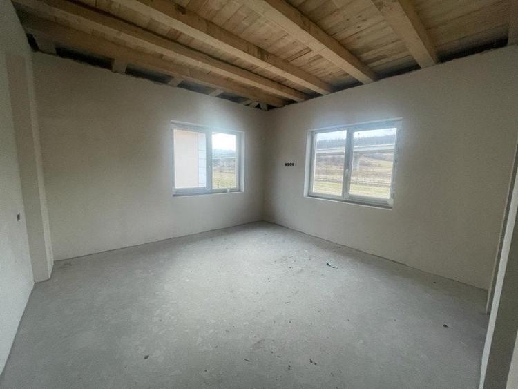 Casă individuală cu 4 camere cu Garaj în Luna de Sus
