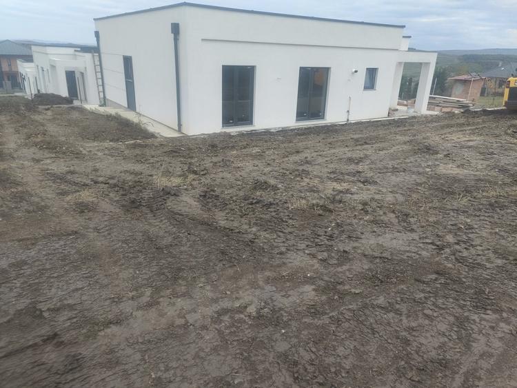 Casă individuală cu 4 camere cu Canalizare în Dezmir