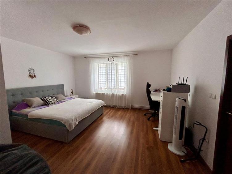 Casă cu 6 camere cu Teren 894 Mp în Diniaș