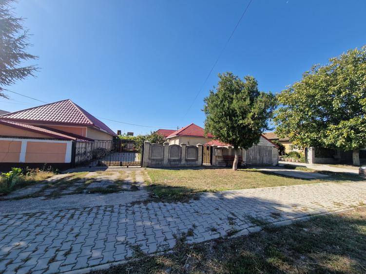 Casă cu 4 camere cu Garaj în Cogealac