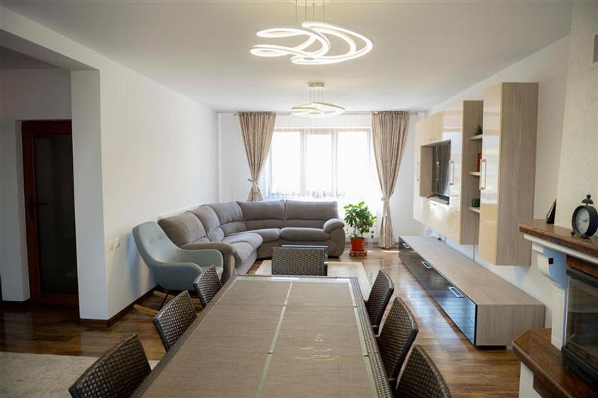 Casă individuală cu 8 camere cu Teren 555 Mp în Lazu