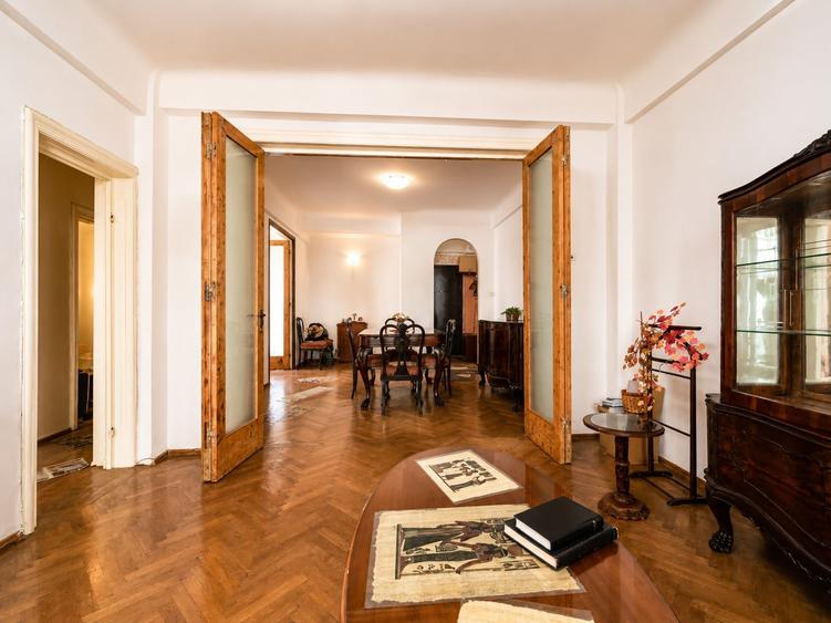 Apartament cu 4 camere semidecomandat în Universitate