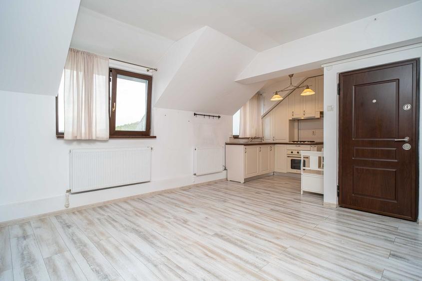 Apartament cu 3 camere, mobilat în Bucium