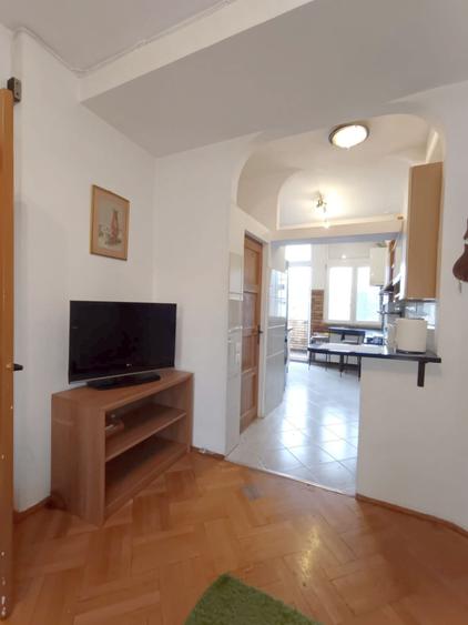 Apartament cu 4 camere semidecomandat, mobilat în Armeneasca