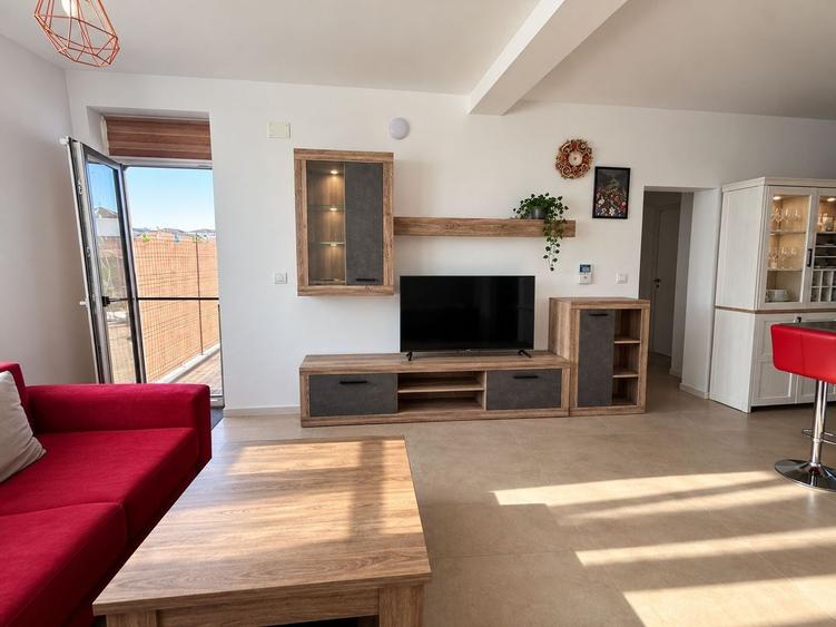 Apartament cu 3 camere semidecomandat, mobilat în Dumbrăvița