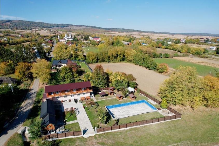 Casă cu 4 camere în Petricani