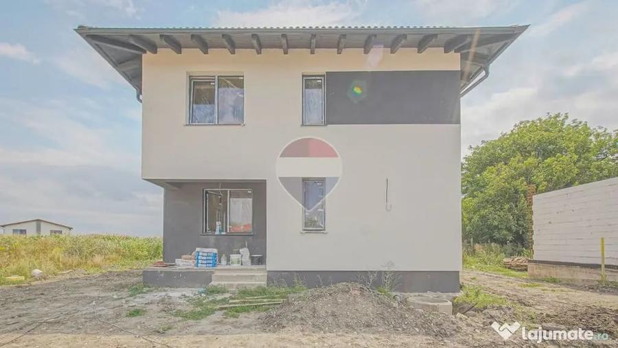 Casă cu 4 camere cu Teren 500 Mp în Stupini