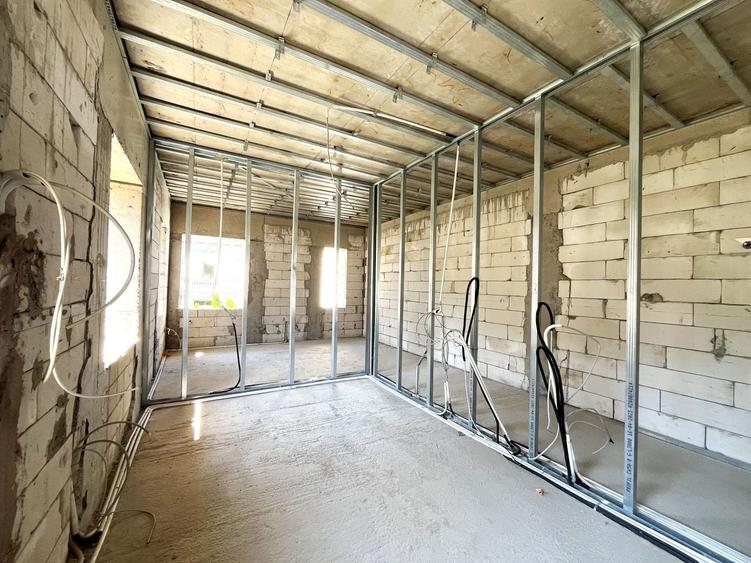 Casă individuală cu 4 camere cu Canalizare în Romană