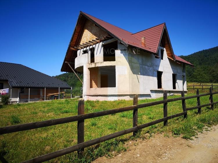 Casă individuală cu 6 camere cu Teren 800 Mp în Alexandru cel Bun
