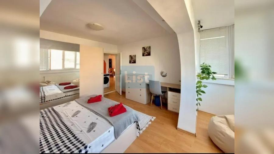 Apartament cu 3 camere semidecomandat în Plopilor