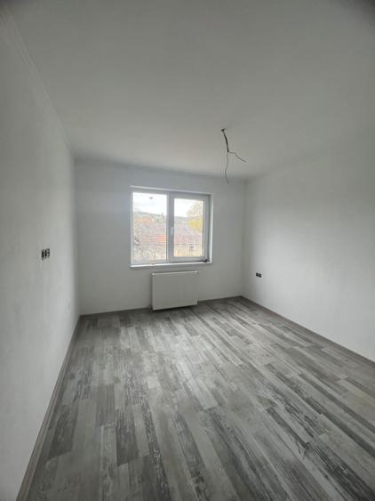Duplex cu 5 camere cu Canalizare în Livezeni