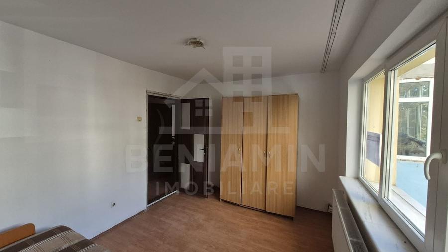 Apartament cu 2 camere semidecomandat în Craiovița Nouă