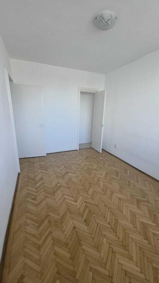 Apartament cu 3 camere semidecomandat în 1 Mai