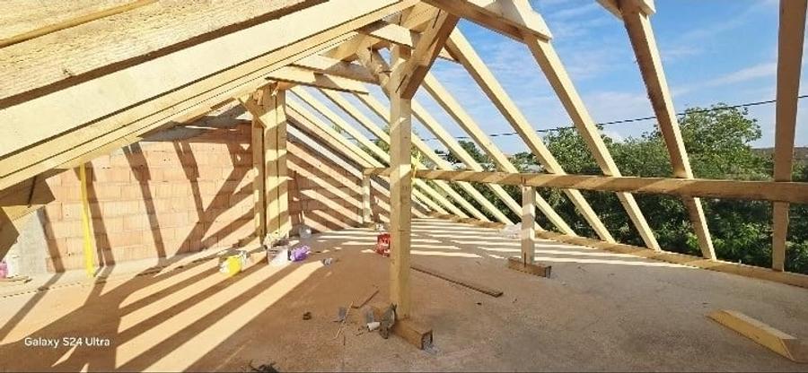 Casă cu 6 camere cu Teren 394 Mp în Central