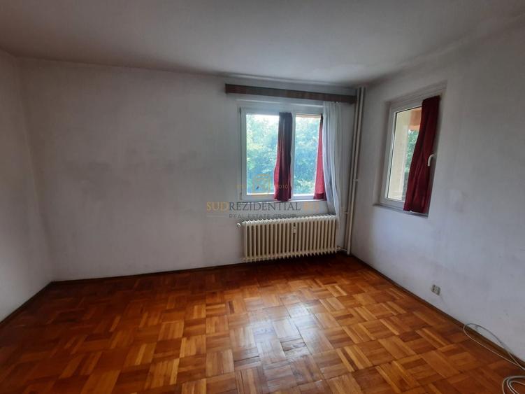 Apartament cu 3 camere semidecomandat în Berceni