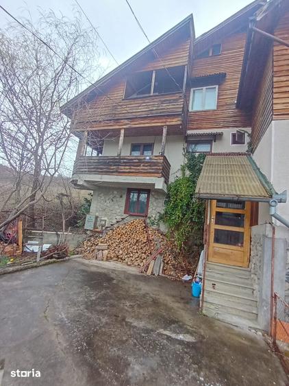 Casă cu 5 camere cu Teren 1000 Mp în Berislăvești