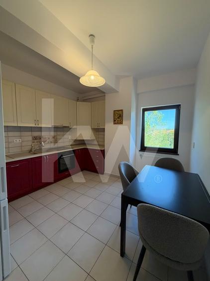 Apartament cu 3 camere semidecomandat, mobilat în Sub Arini