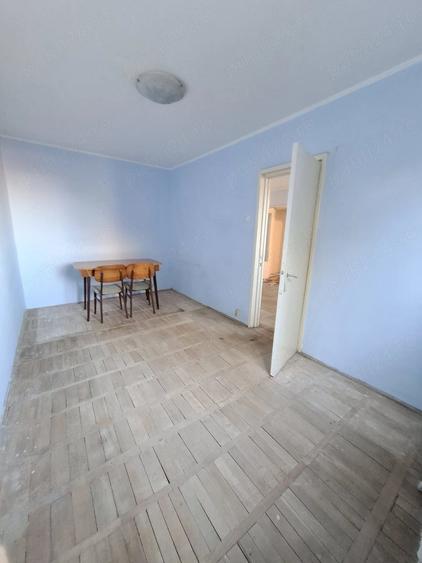 Apartament cu 3 camere semidecomandat, mobilat în Km 4