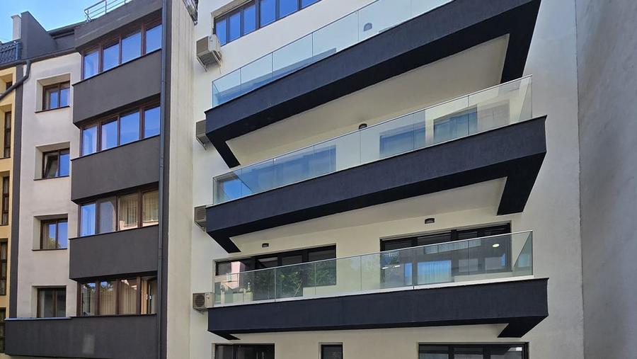 Apartament cu 3 camere decomandat în Polonă