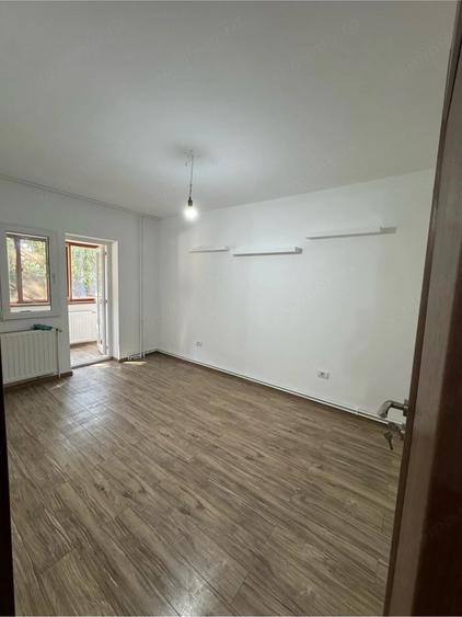 Apartament cu 3 camere decomandat în Girocului